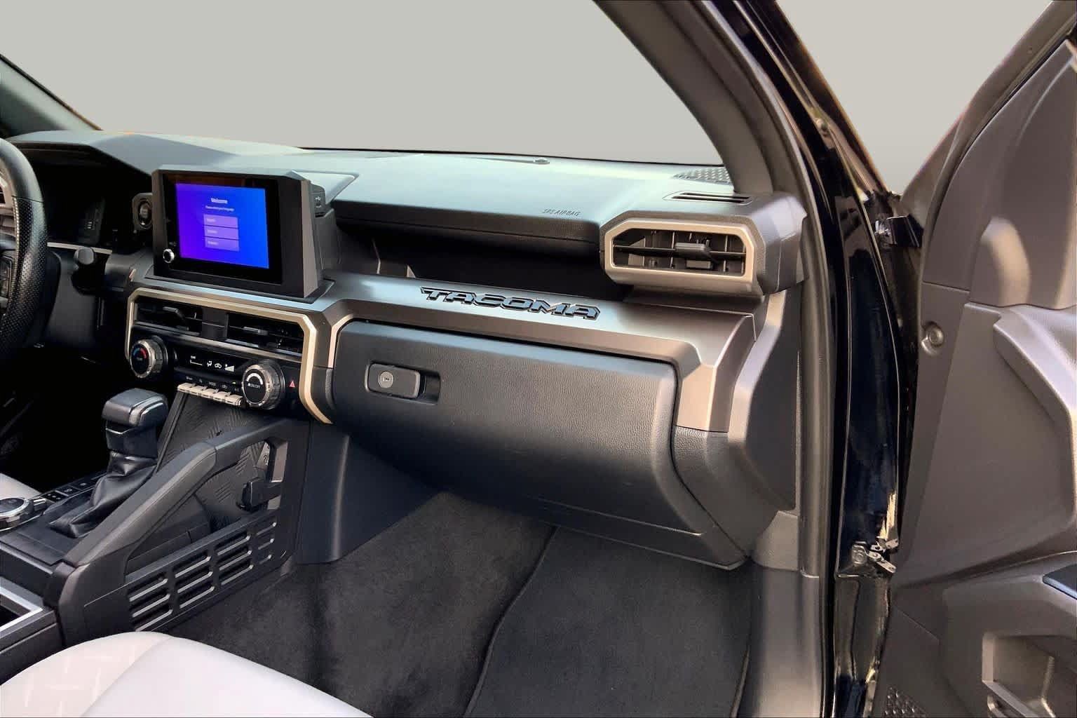 Used 2025 Toyota Tacoma SR5 AWD/4WD image 18
