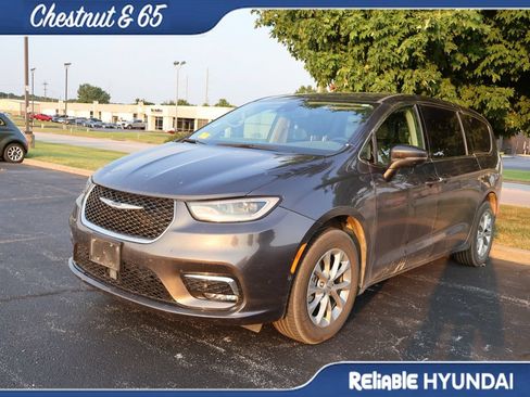 Used 2023 Chrysler Pacifica Touring-L AWD/4WD image 12