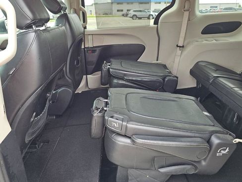 Used 2020 Chrysler Voyager Lxi FWD image 16