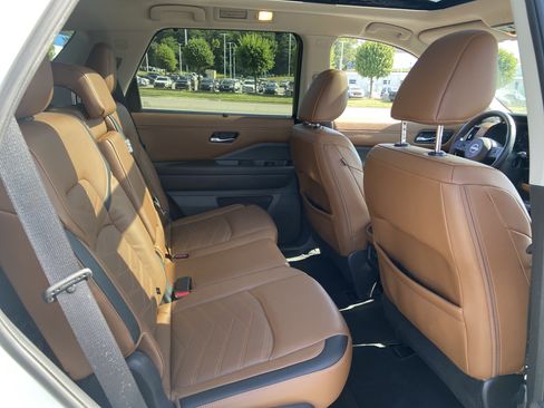Used 2023 Nissan Pathfinder Platinum w/ Cargo Package AWD/4WD image 19