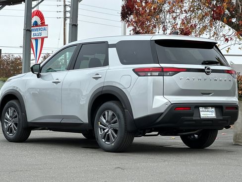 New 2025 Nissan Pathfinder S image 6