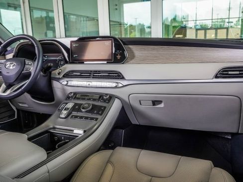 Used 2022 Hyundai Palisade Limited w/ Winter Package FWD image 16
