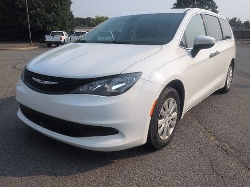 Used 2021 Chrysler Voyager L FWD image 1