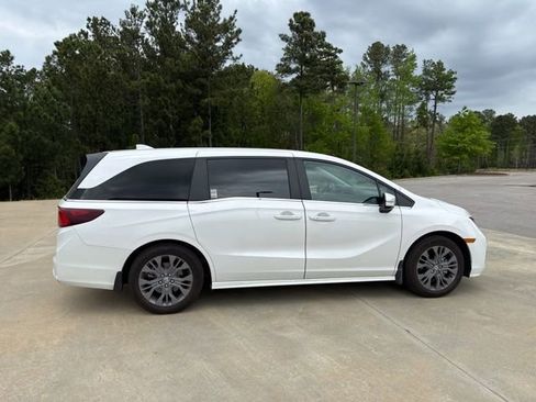 Used 2025 Honda Odyssey Touring image 9