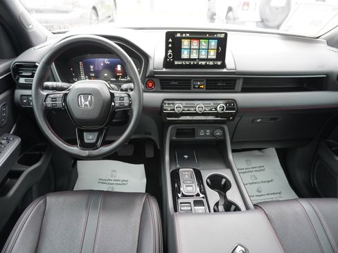 Used 2025 Honda Pilot Black Edition image 2