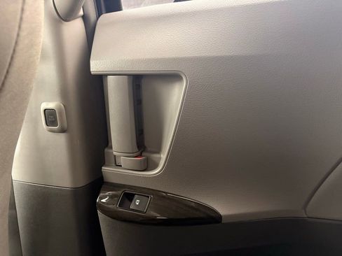 Used 2016 Toyota Sienna XLE image 25