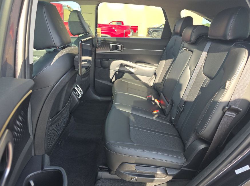 Used 2025 Kia Sorento S w/ Panoramic Sunroof Package FWD image 12