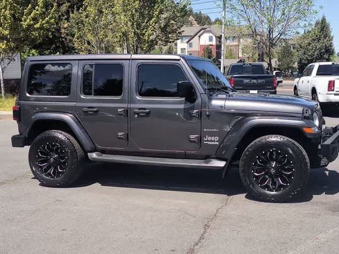Used 2018 Jeep Wrangler Unlimited Sahara AWD/4WD image 2