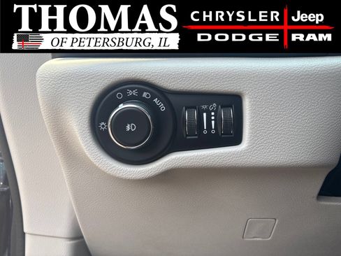 Used 2018 Chrysler Pacifica Touring-L Plus w/ Tire & Wheel Group FWD image 9
