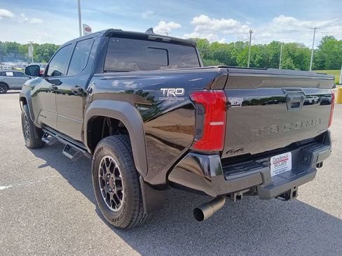 Used 2024 Toyota Tacoma TRD Off-Road AWD/4WD image 5