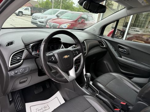 Used 2018 Chevrolet Trax LT w/ LT Convenience Package FWD image 17