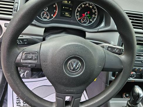 Used 2013 Volkswagen Passat S image 16