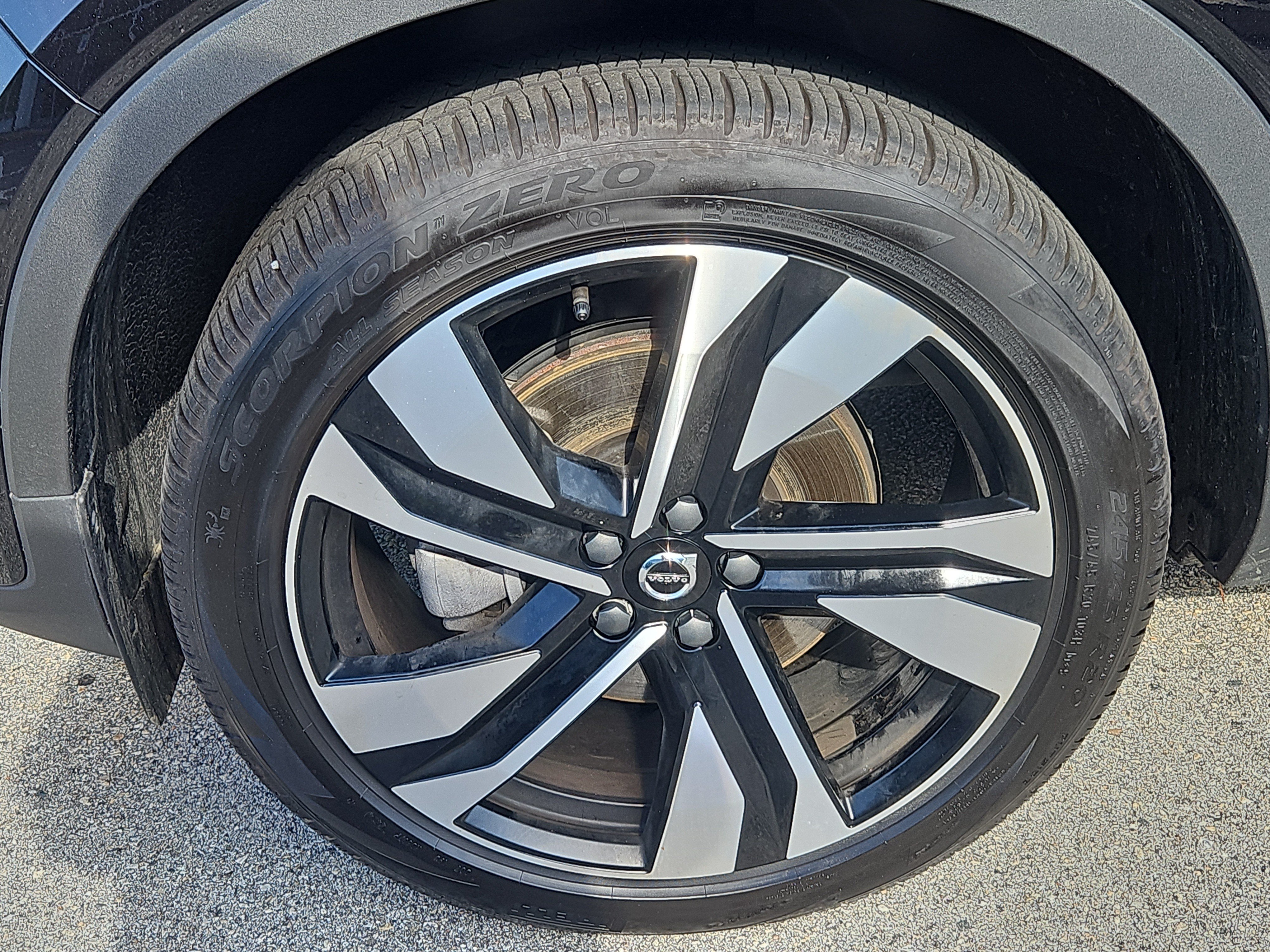 Used 2025 Volvo XC40 B5 Plus w/ Protection Package Premier AWD/4WD image 4