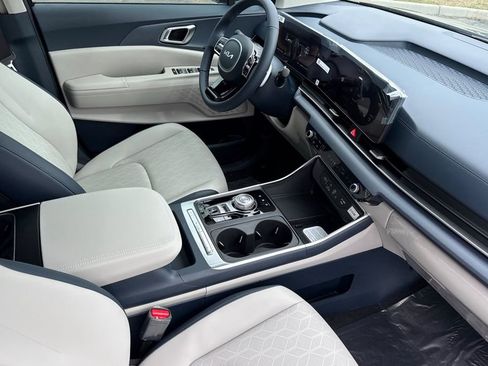 New 2026 Kia Carnival EX FWD image 17