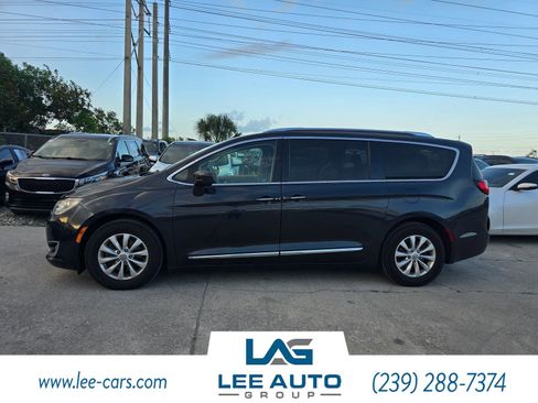 Used 2019 Chrysler Pacifica Touring-L image 3