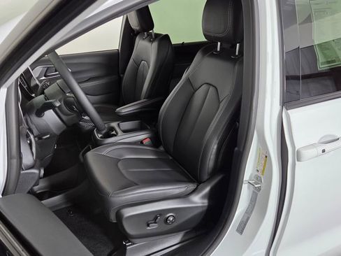 New 2025 Chrysler Pacifica Select w/ Fav Edition Package image 15