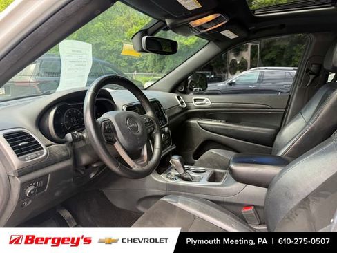 Used 2019 Jeep Grand Cherokee Altitude AWD/4WD image 3