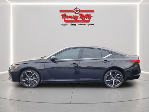 Used 2023 Nissan Altima 2.5 SR w/ SR Premium Package FWD image 2