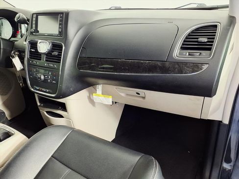 Used 2014 Chrysler Town & Country Touring image 6