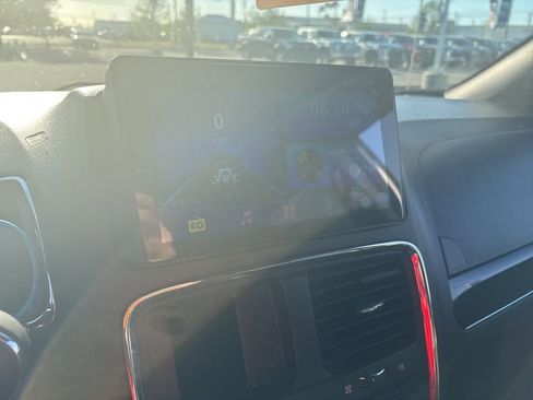 Used 2018 Dodge Grand Caravan SXT w/ Driver Convenience Group image 3