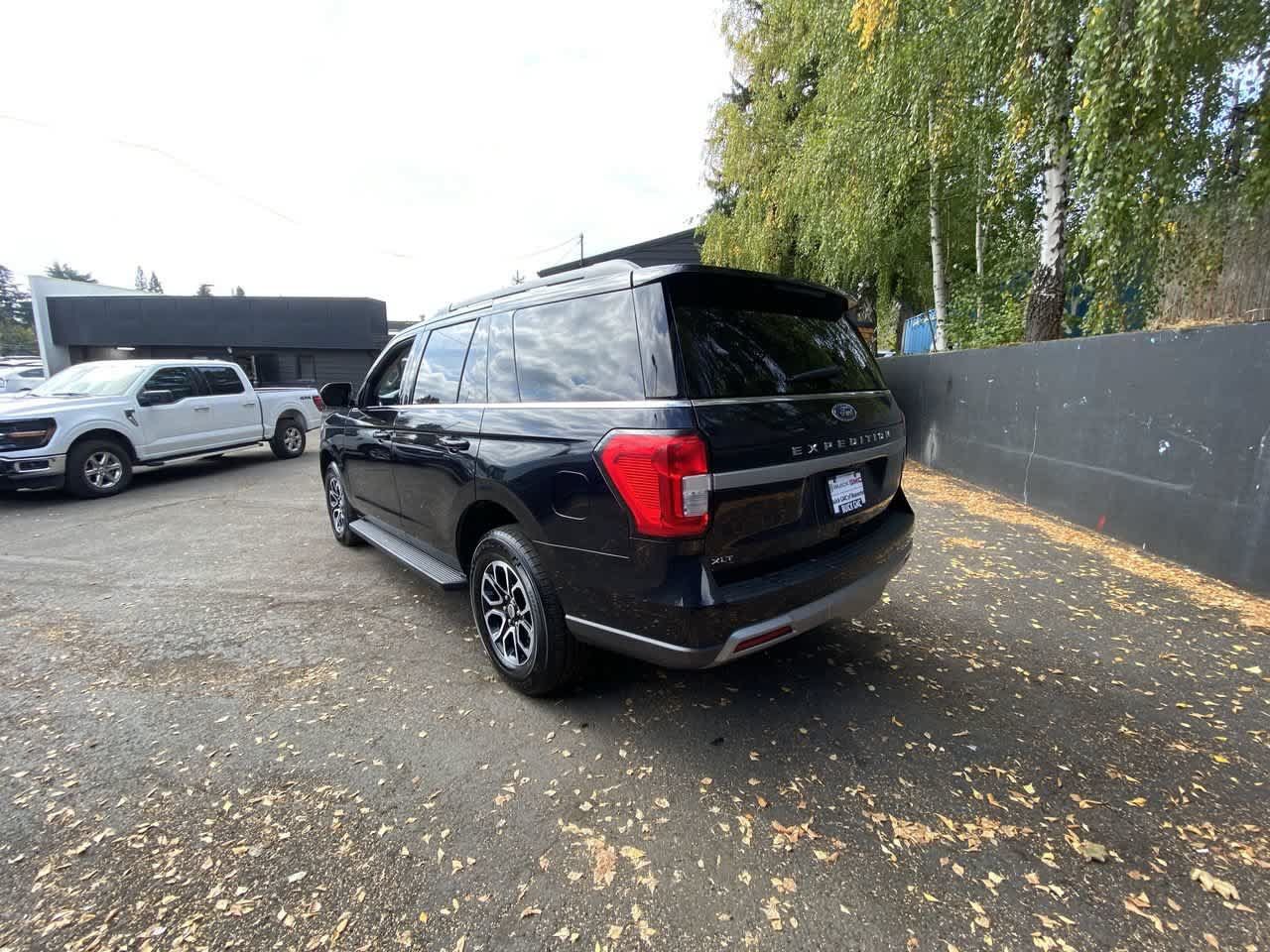 Used 2024 Ford Expedition XLT AWD/4WD image 4