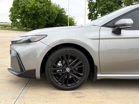 Used 2025 Toyota Camry SE w/ Convenience Package image 5