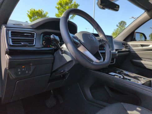 Used 2024 Volkswagen Atlas Cross Sport SE FWD image 15