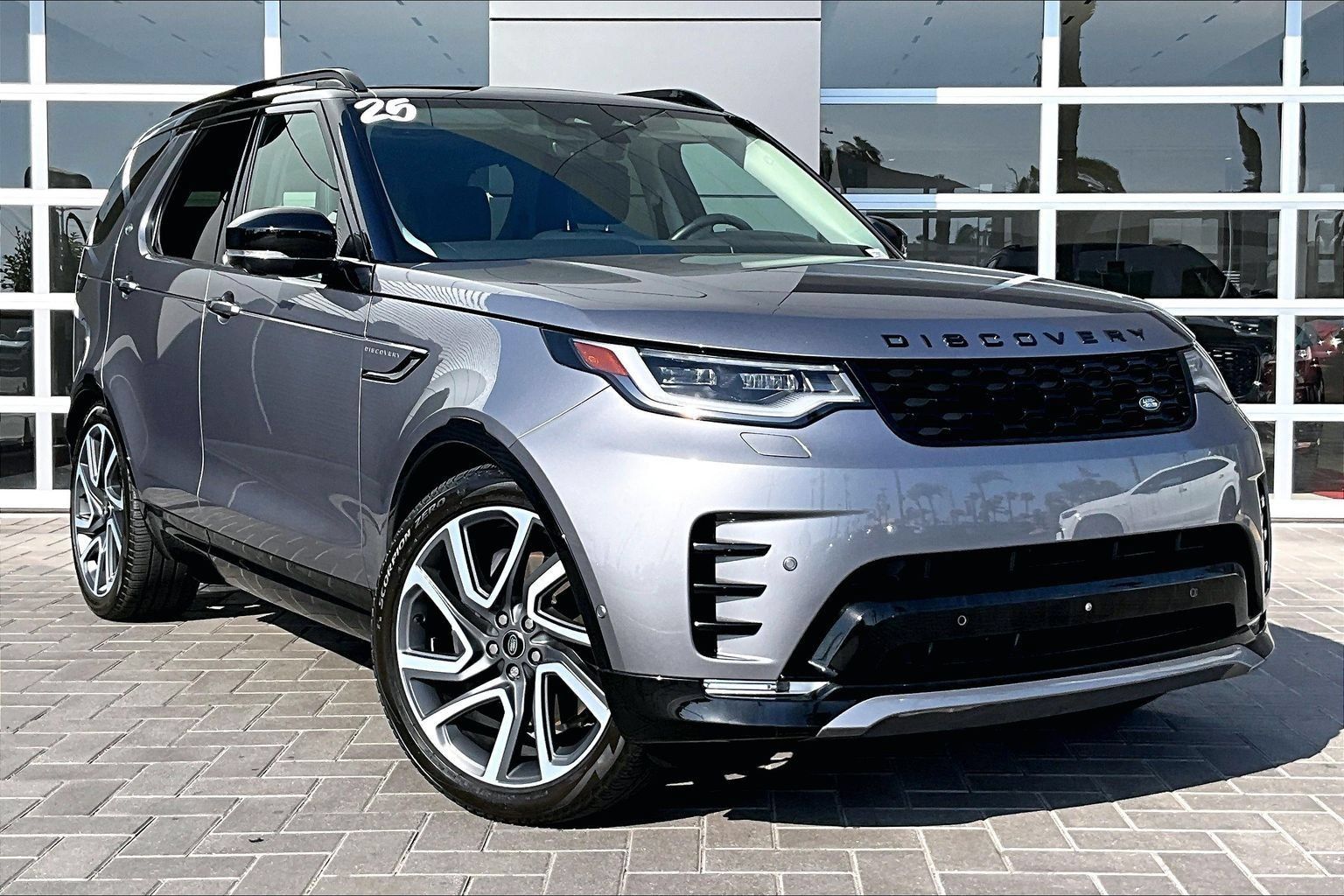 Used 2025 Land Rover Discovery Dynamic SE AWD/4WD image 3