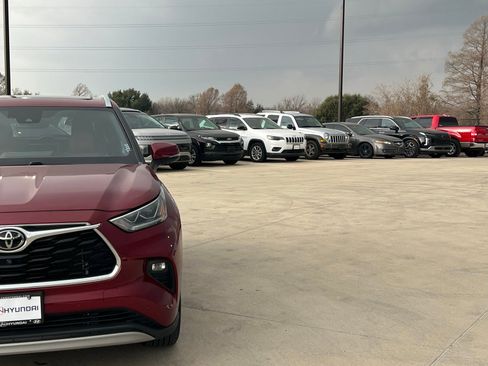 Used 2021 Toyota Highlander Platinum image 3