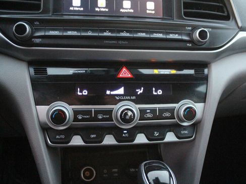 Used 2020 Hyundai Elantra SEL FWD image 19