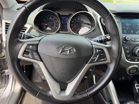 Used 2017 Hyundai Veloster FWD image 16