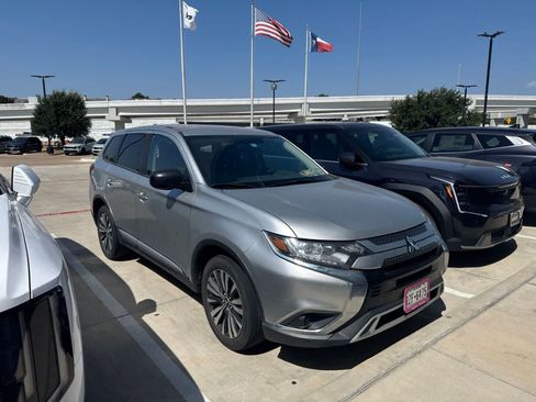 Used 2020 Mitsubishi Outlander ES AWD/4WD image 2