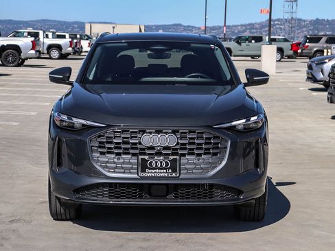 Used 2025 Audi Q5 Premium w/ Convenience Package image 2