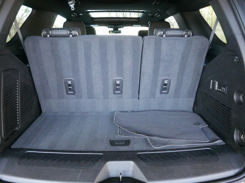 Used 2022 GMC Yukon SLT w/ SLT Premium Package image 11