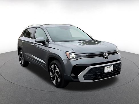 Used 2026 Volkswagen Taos SE AWD/4WD image 3