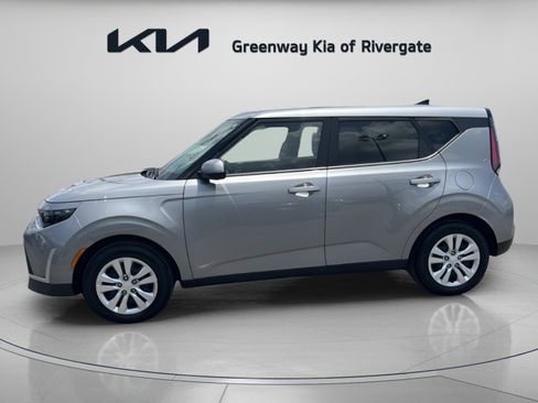 Used 2023 Kia Soul LX FWD image 4