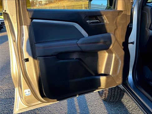 Used 2024 Chevrolet Colorado Z71 w/ Z71 Convenience Package 2 image 9