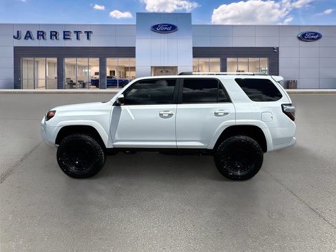 Used 2024 Toyota 4Runner SR5 AWD/4WD image 4