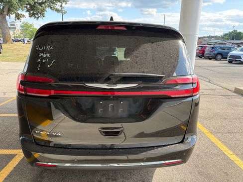 Used 2023 Chrysler Pacifica Touring-L FWD image 5