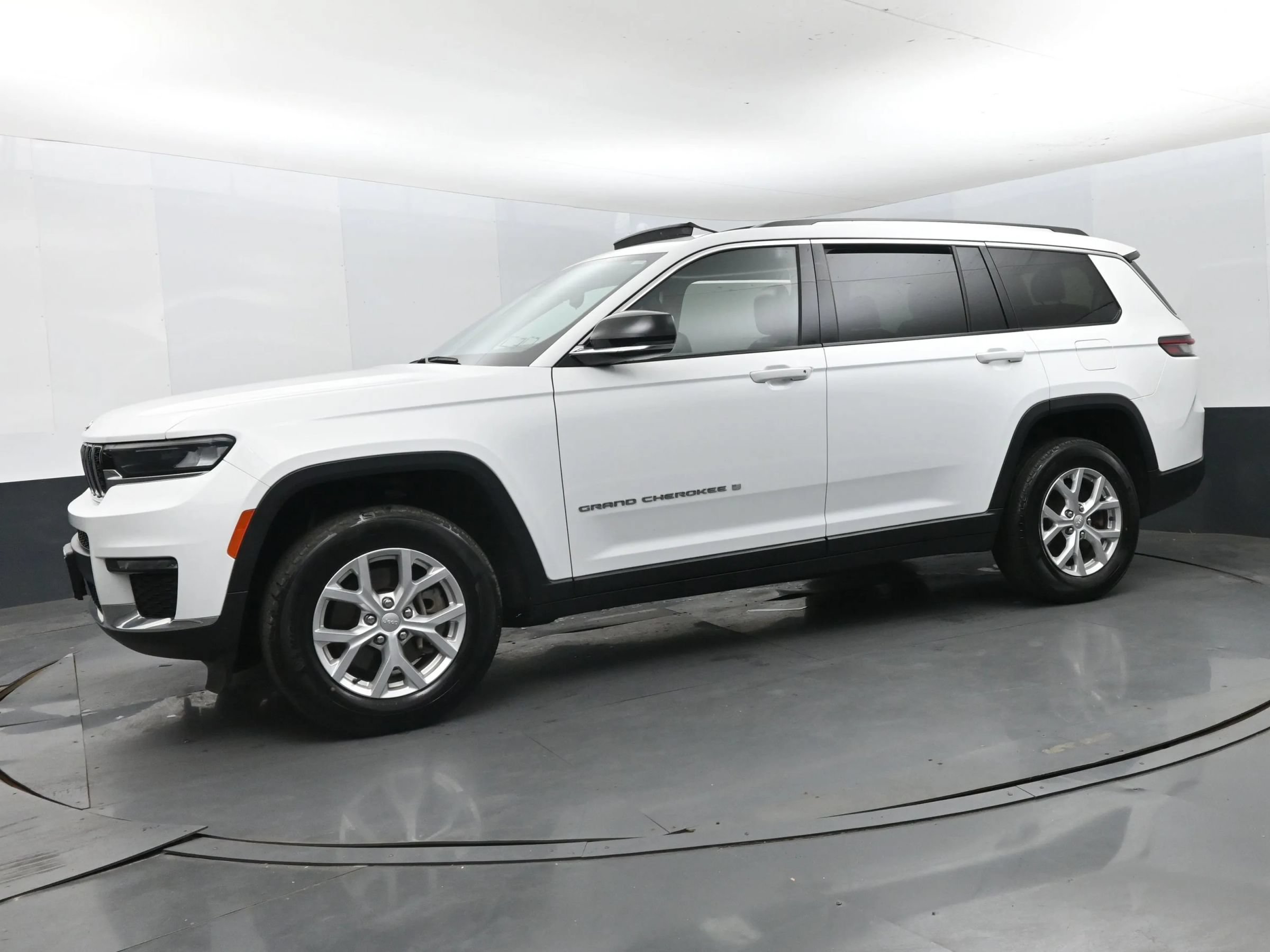Used 2023 Jeep Grand Cherokee L Limited AWD/4WD image 5