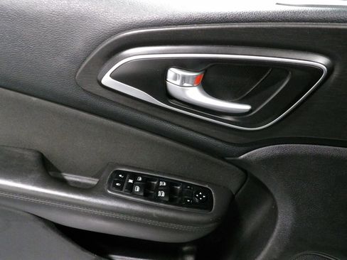 Used 2016 Chrysler 200 Limited w/ Convenience Group FWD image 7