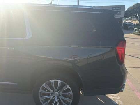Used 2021 GMC Yukon XL Denali w/ Denali Premium Package image 7