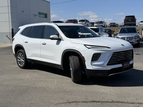 Used 2025 Buick Enclave Preferred image 3