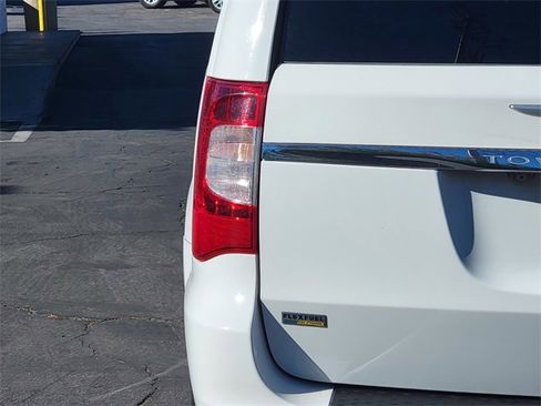 Used 2014 Chrysler Town & Country Touring image 8