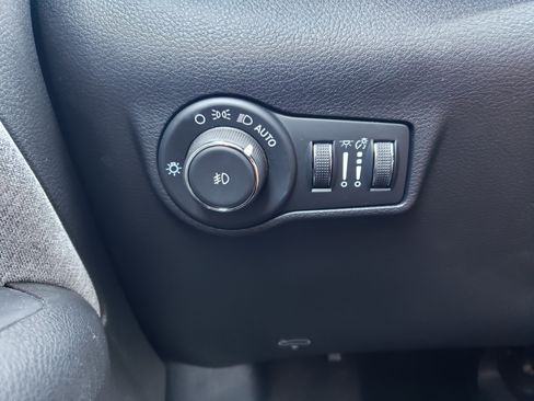 Used 2025 Jeep Compass Latitude w/ Sun & Sound Group AWD/4WD image 14