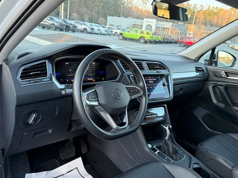 Used 2023 Volkswagen Tiguan SE image 16