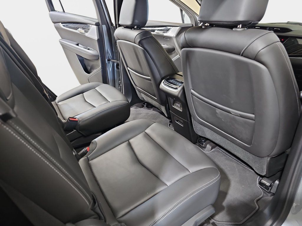 Used 2025 Cadillac XT6 Premium Luxury AWD/4WD image 13