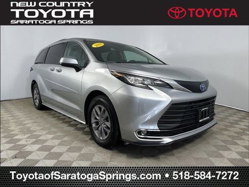 Used 2023 Toyota Sienna XLE image 1