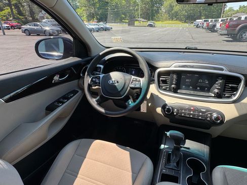 Used 2020 Kia Sorento LX FWD image 18