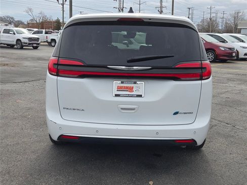 Certified 2024 Chrysler Pacifica Limited FWD image 16